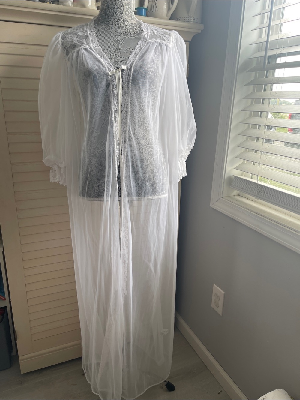 Vintage Elegant Sheer White Lace-Trim Peignoir Robe